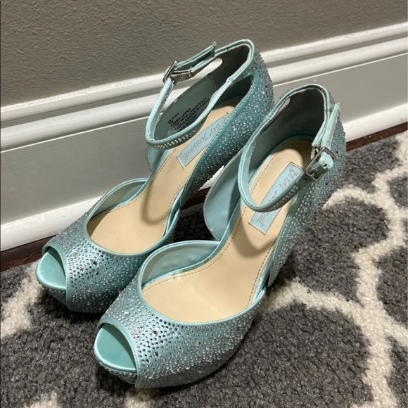 Heels - Picture 5 of 7